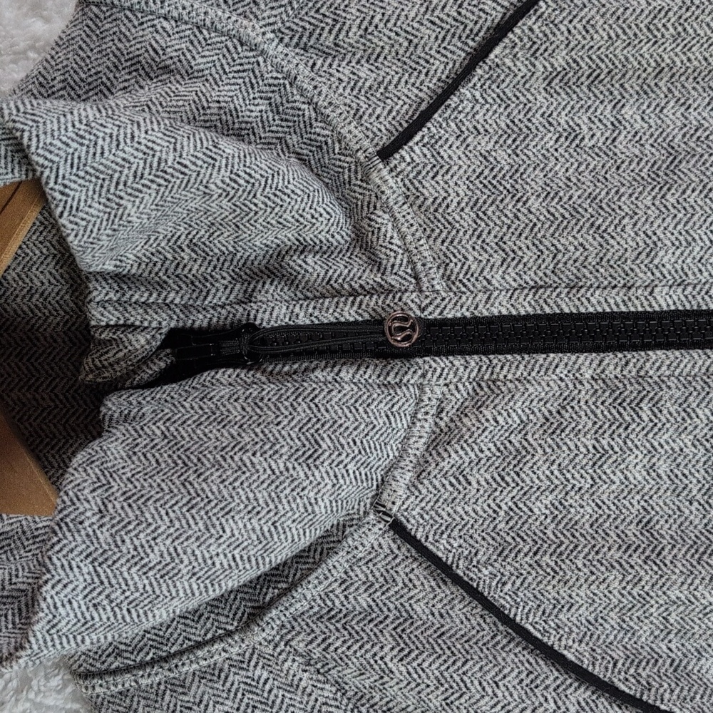 242-Lululemon Women's Gray and Black Vest‎ - Picture 3 of 8